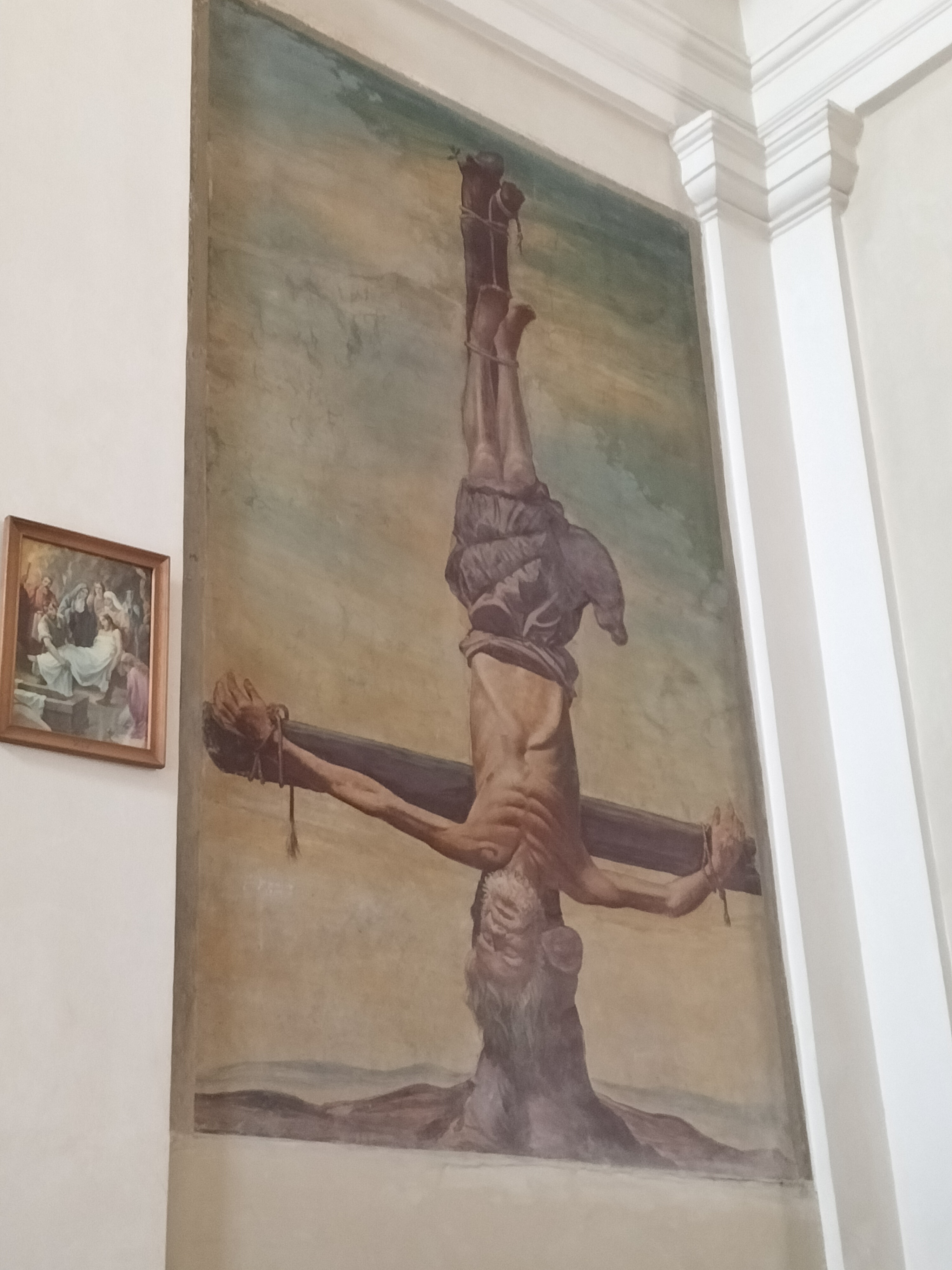 教堂內的壁畫——彼得倒釘十字架受死。